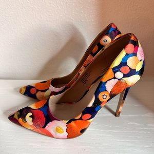 Multicolor pumps